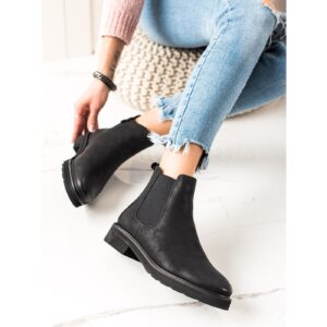 CLASSIC BLACK ANKLE BOOTS