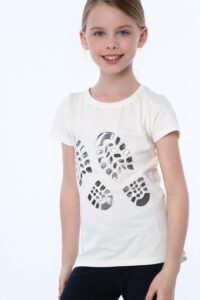 T-shirt girls shoe footprint