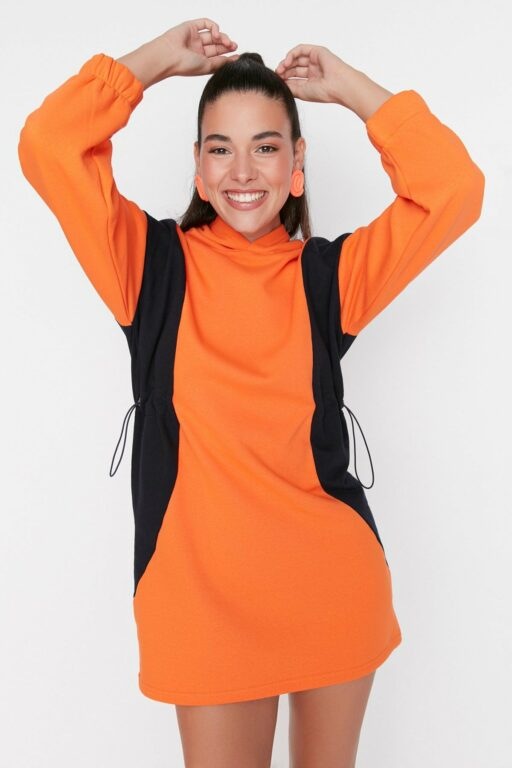 Černo-oranžové mikinové šaty s kapucí