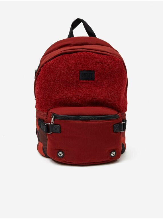 Červený batoh s umělým kožíškem
