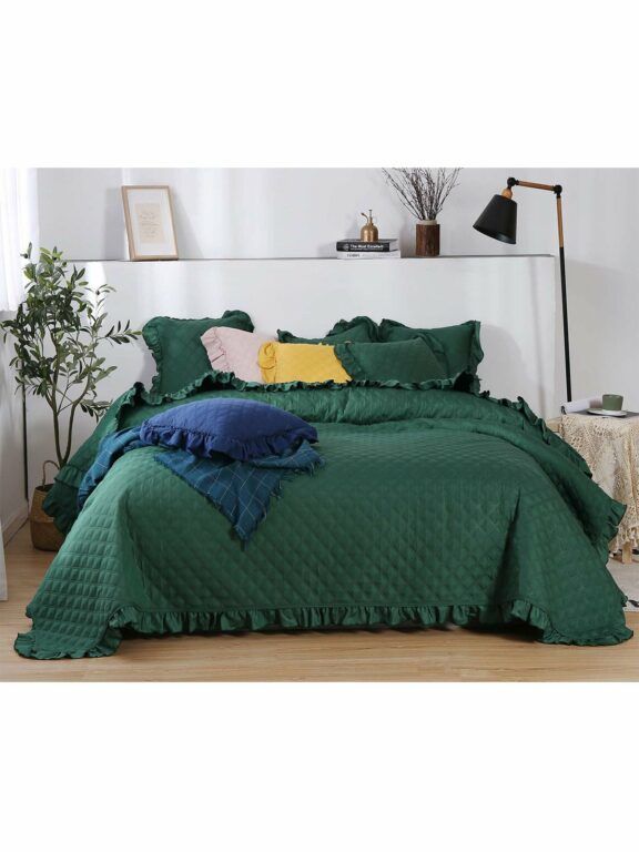 Edoti Quilted bedspread Ruffy